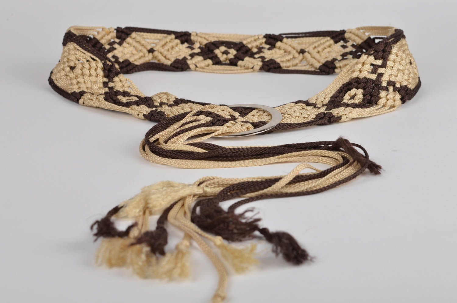 Авторское плетенное украшение пояс бежево-коричневый в технике макраме  фото 2