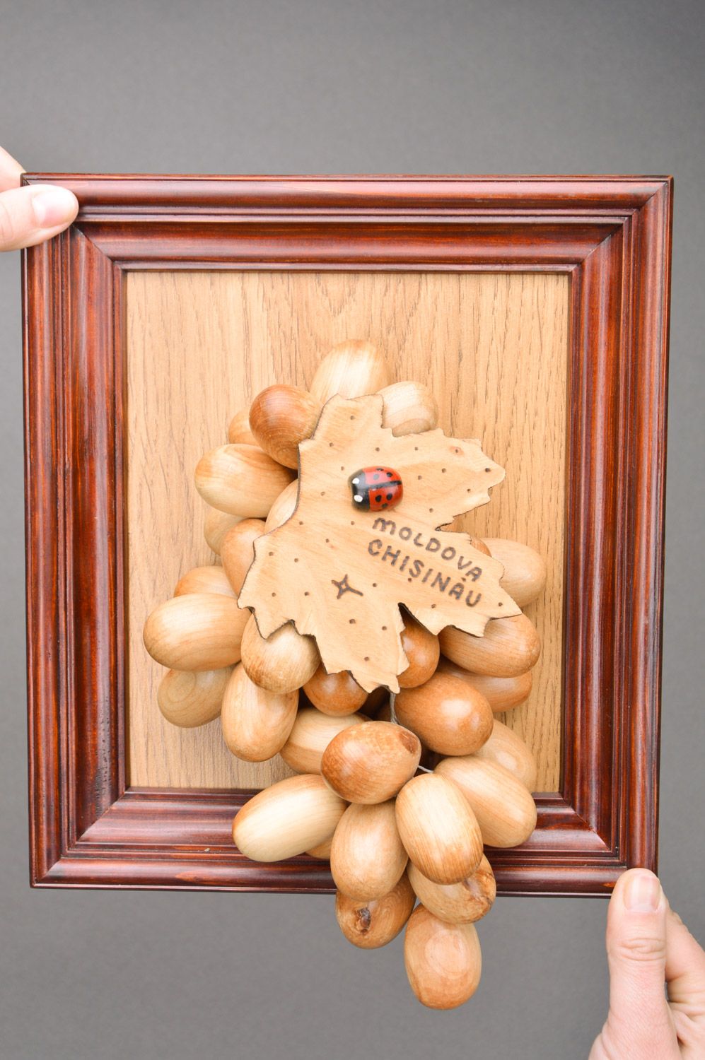 Панно из дерева ручной работы с объемной гроздью винограда коричневое в раме фото 3
