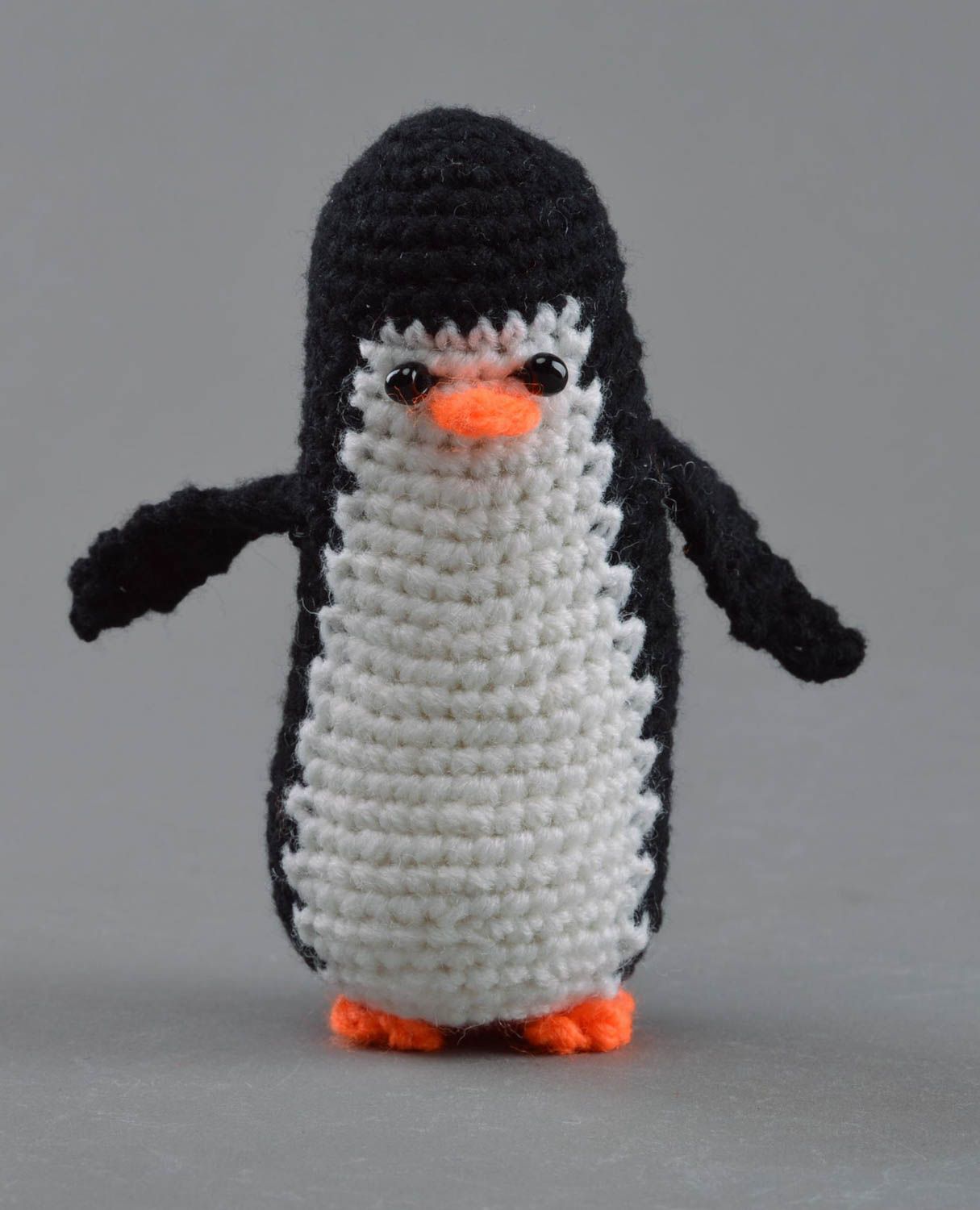 Мягкая игрушка ручной работы пингвин вязаная маленькая черная с белым милая фото 1