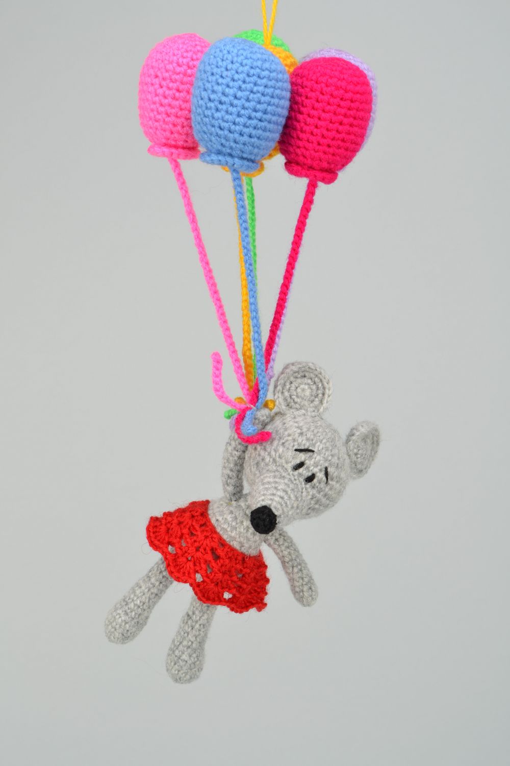 Gestricktes Spielzeug handmade Mäuschen mit Luftballons foto 1