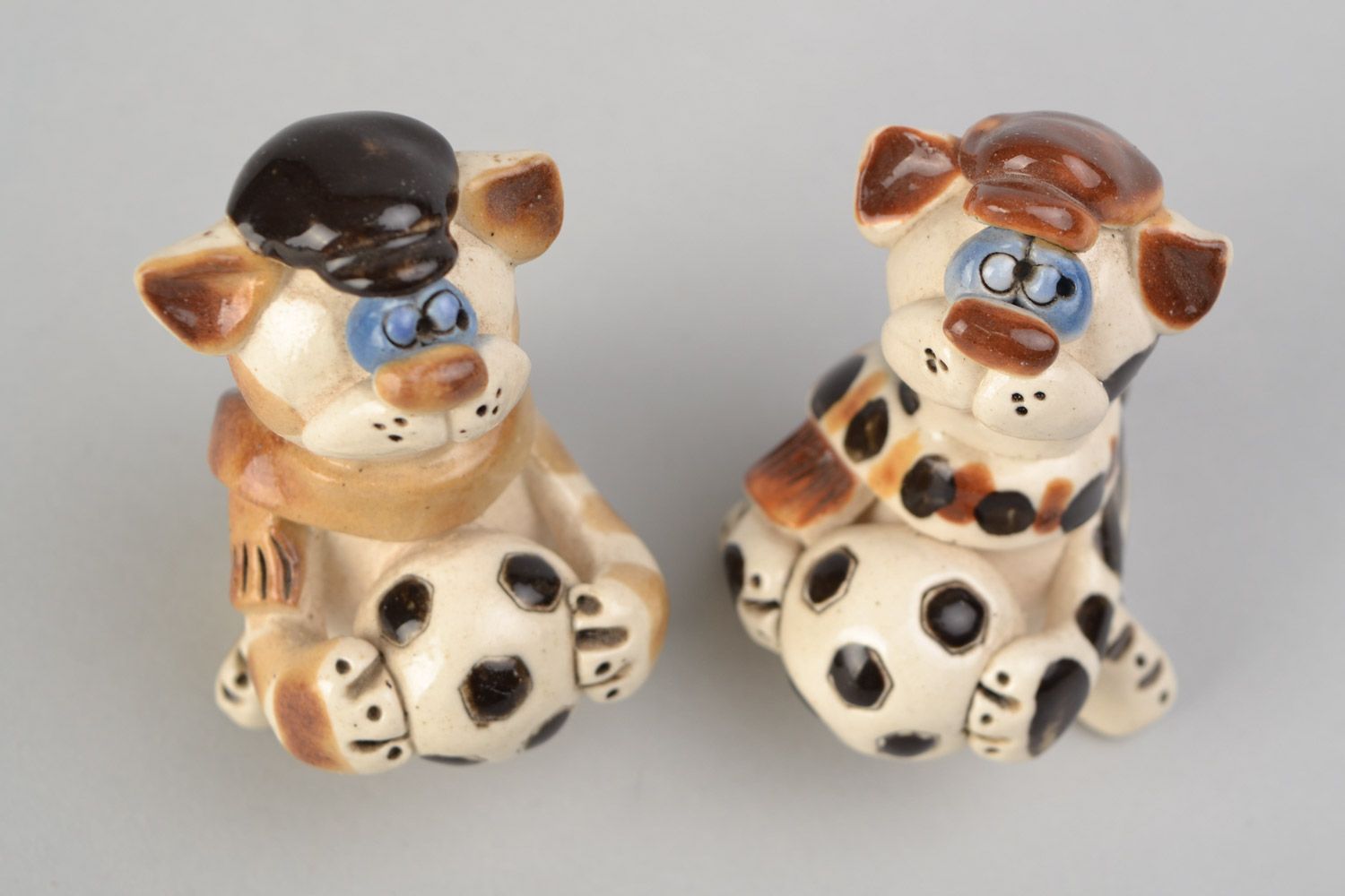 Figuras de cerámica artesanales pintadas con barniz con forma de gatitos 2 piezas  foto 3
