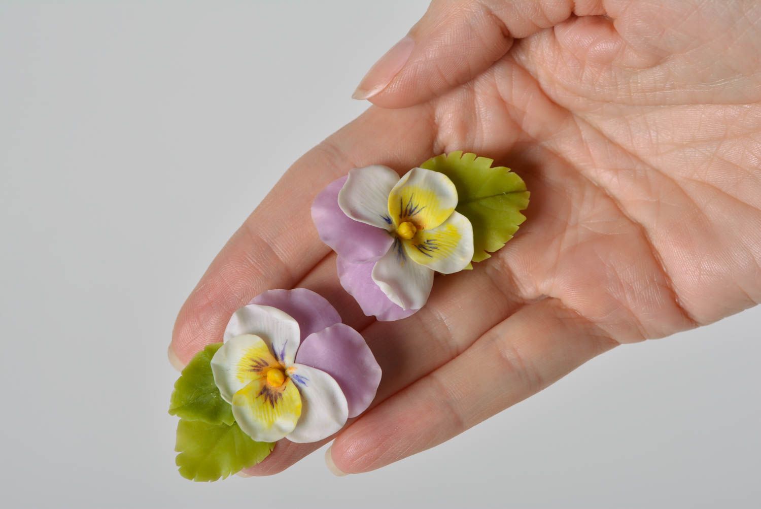 Pendientes clavos con flores hechos a mano de arcilla polimérica originales foto 3