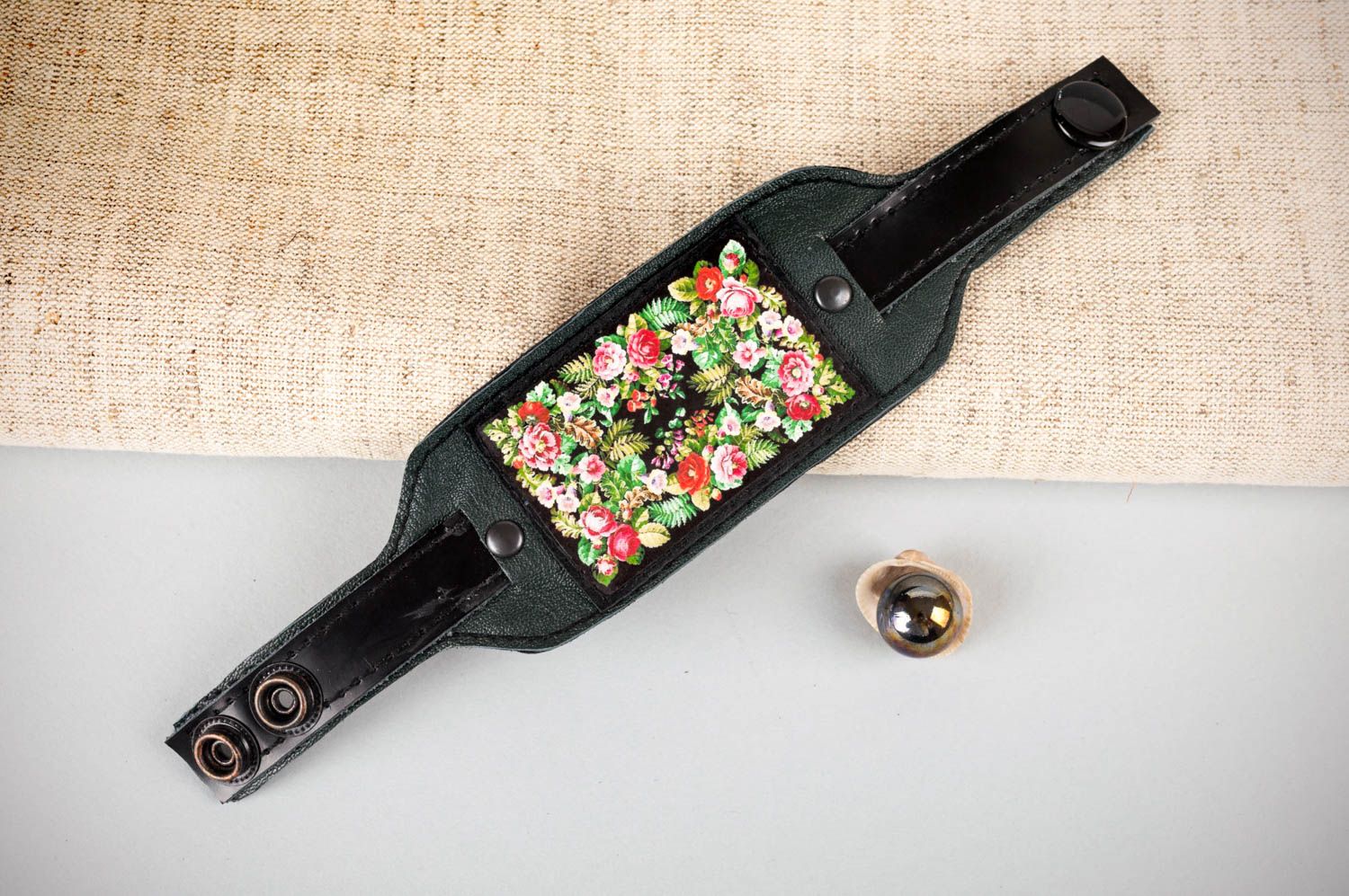 Bracelet en cuir naturel noir avec un motif de fleurs fait main bouton-pression photo 1