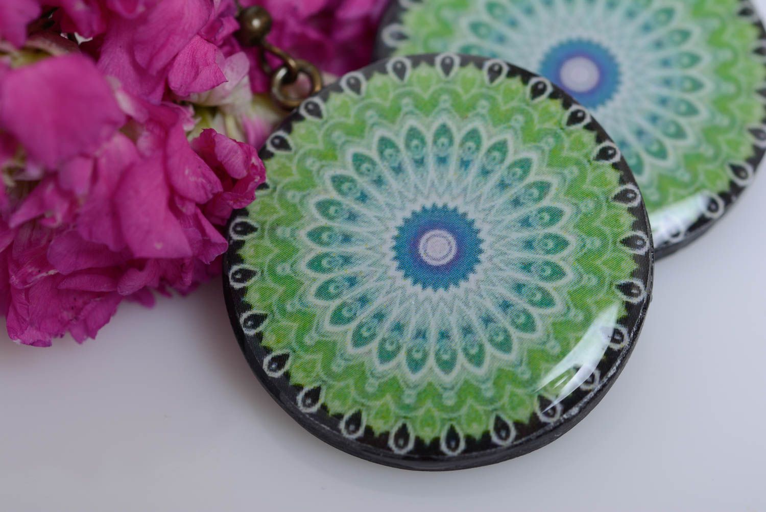 Grüne Ohrringe aus Polymer Ton in Decoupage Technik handmade künstlerisch  foto 2