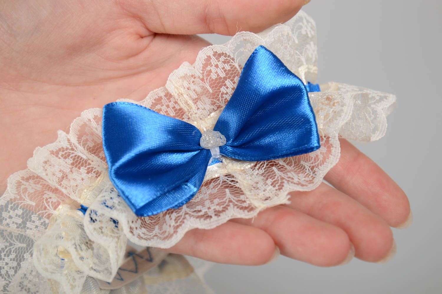 Jarretière en dentelle blanche avec noeud bleu faite main élégante pour mariée photo 5