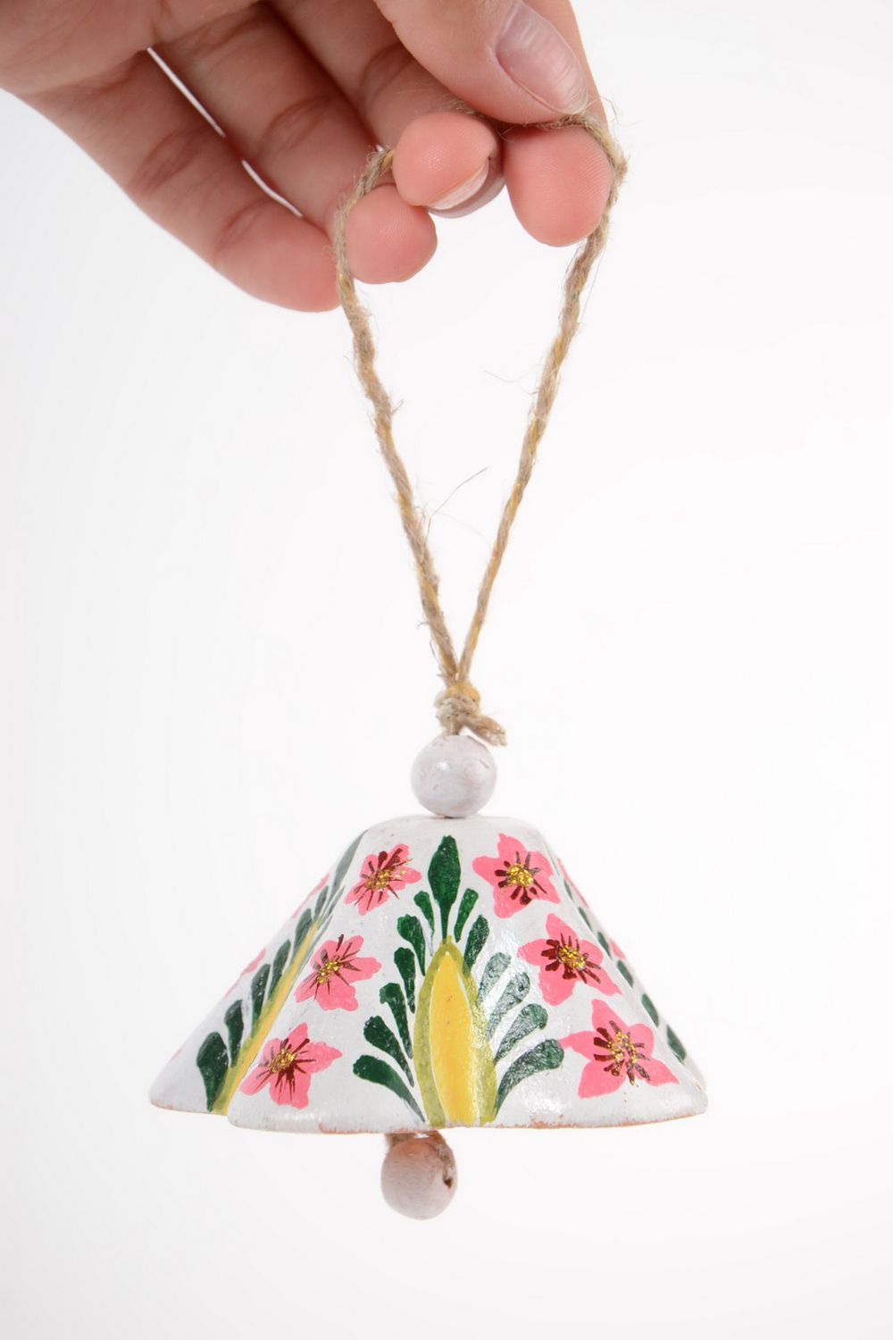 Глиняный колокольчик расписанный акрилом белый с цветами ручной работы фото 2