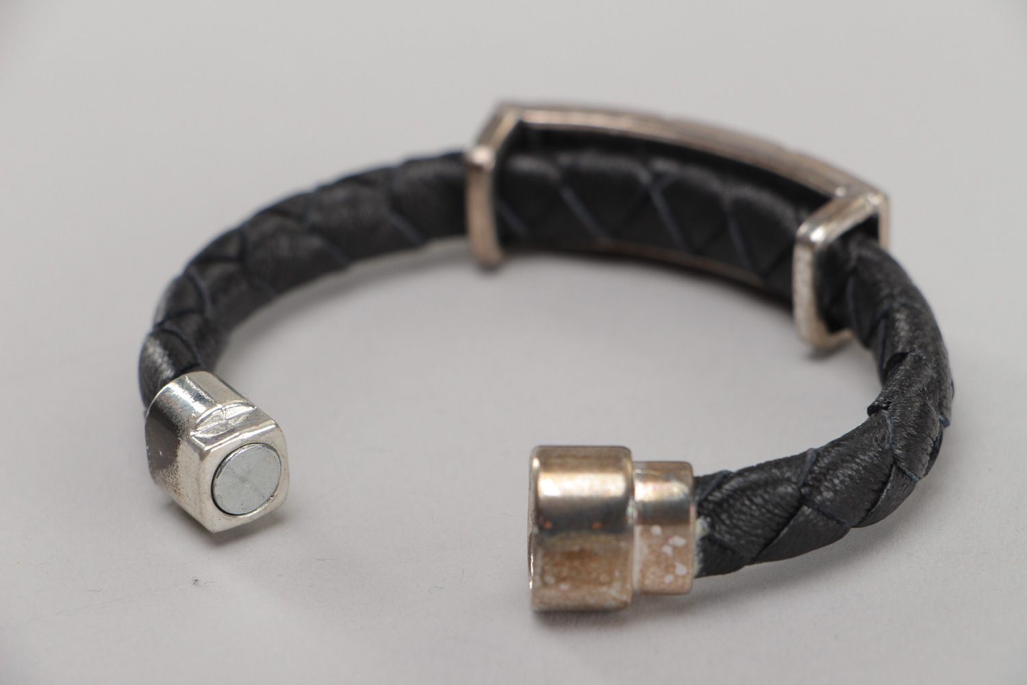 Bracelet fait main de vrai cuir avec pendeloque métallique tressé unisexe photo 4