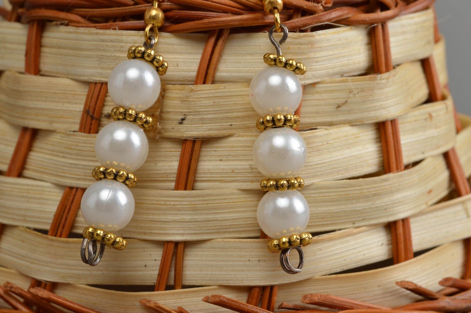 Boucles d'oreilles en perles fantaisie faites main originales blanches bijou photo 1