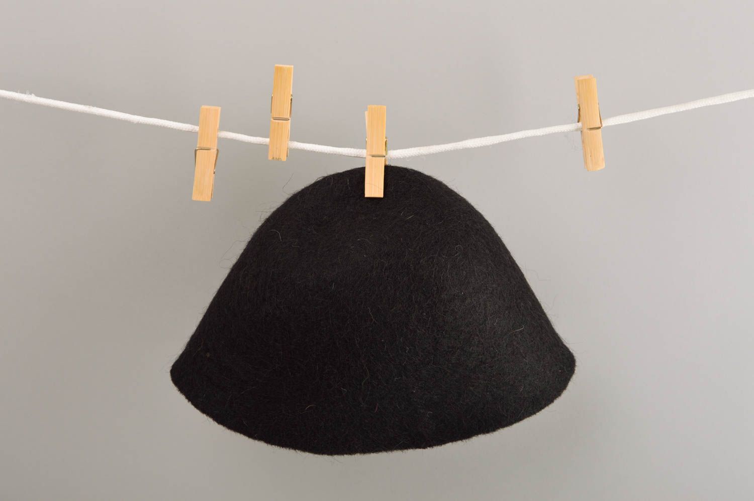 Handmade schwarze Damen Mütze Accessoire für Frauen Mütze aus Filzwolle  foto 4
