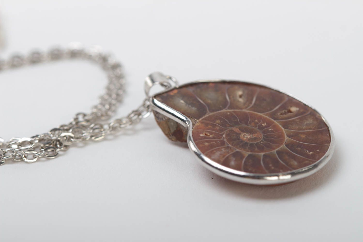 Joli pendentif sur chaîne métallique avec ammonite fait main accessoire photo 3