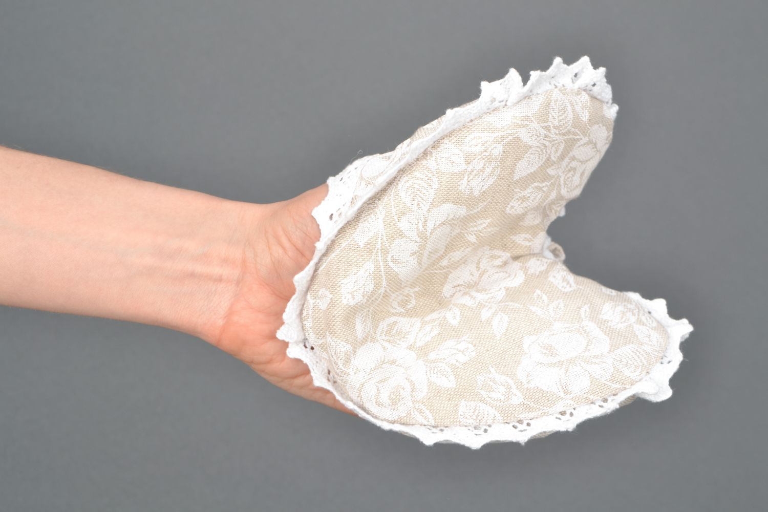 Manique coeur en tissu de coton et polyamide blanche décorée faite main  photo 2