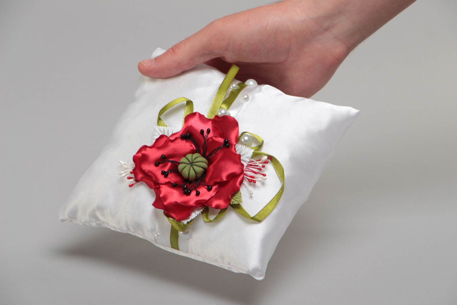 Свадебная подушечка для колец из атласа с маковым цветком ручной работы фото 5