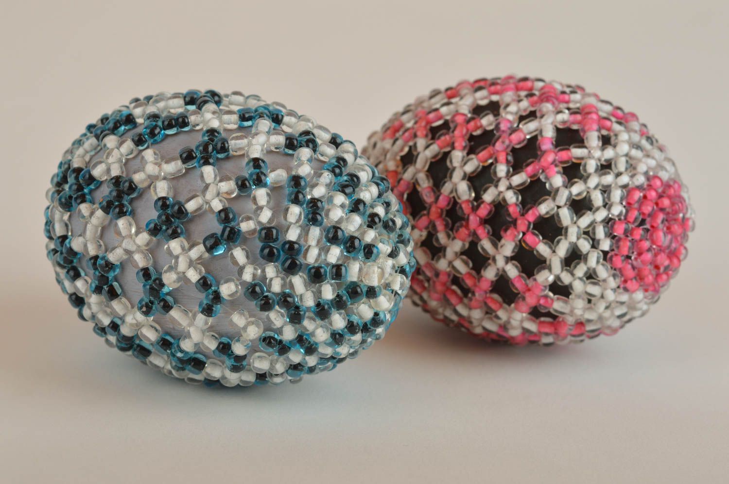 Пасхальные яйца оплетенные бисером ручной работы набор из 2 штук красивые фото 3
