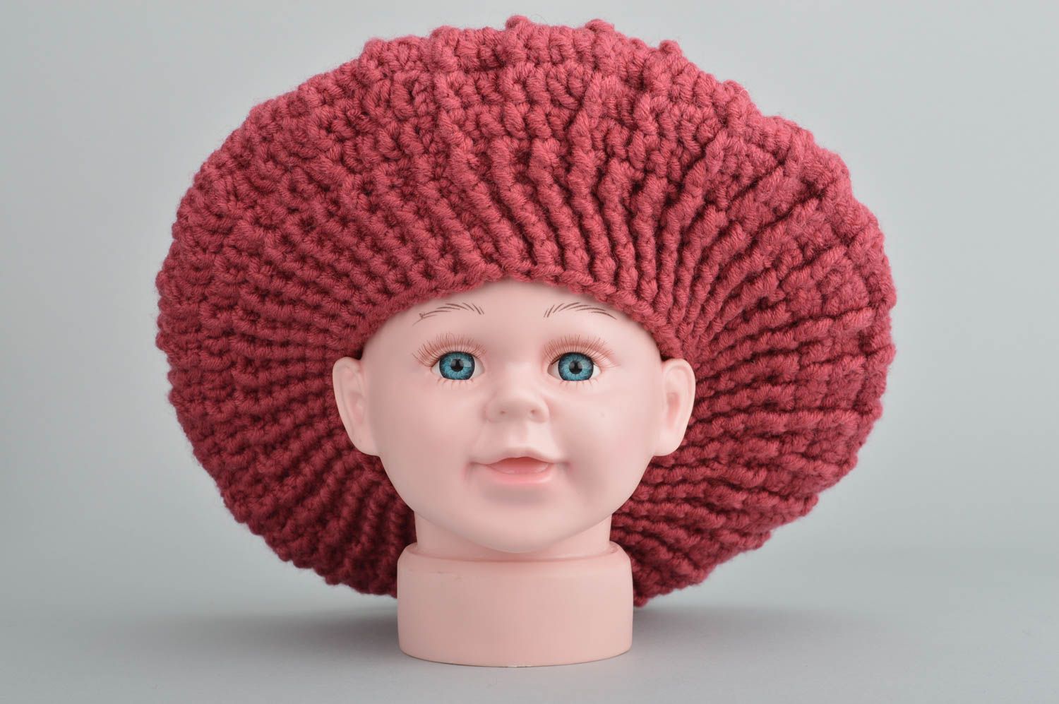 Basco a maglia fatto a mano cappello da bambine originale color ciliegia foto 3