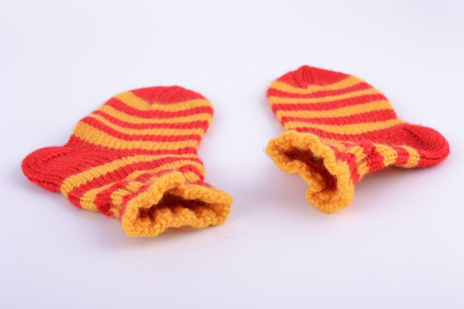 Chaussettes bébé rayées tricotées avec des aiguilles faites main rouge-orange photo 4