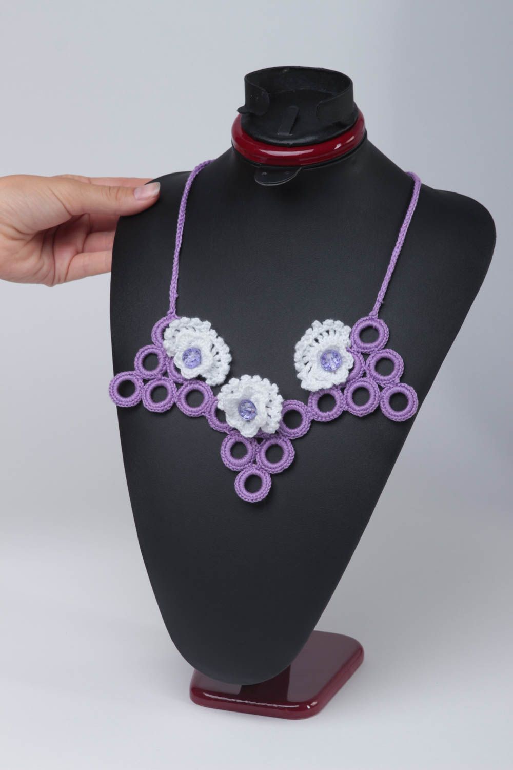 Collier textile fait main Bijou textile Accessoire femme original violet blanc photo 2