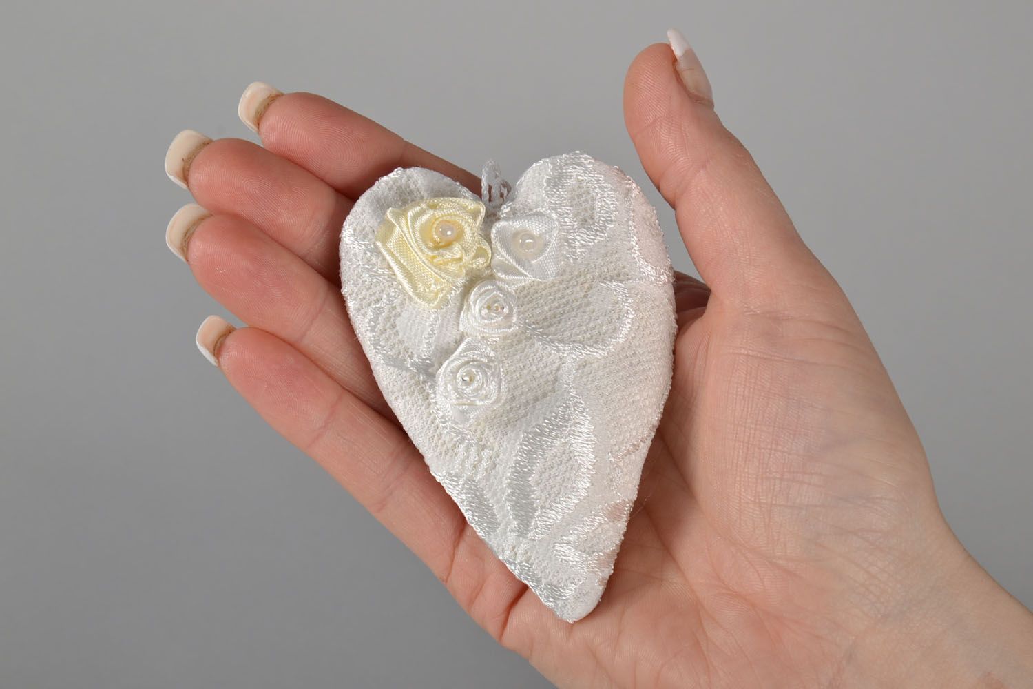 Jouet de Noël en tissu fait main en forme de coeur couleur blanche à suspendre photo 5