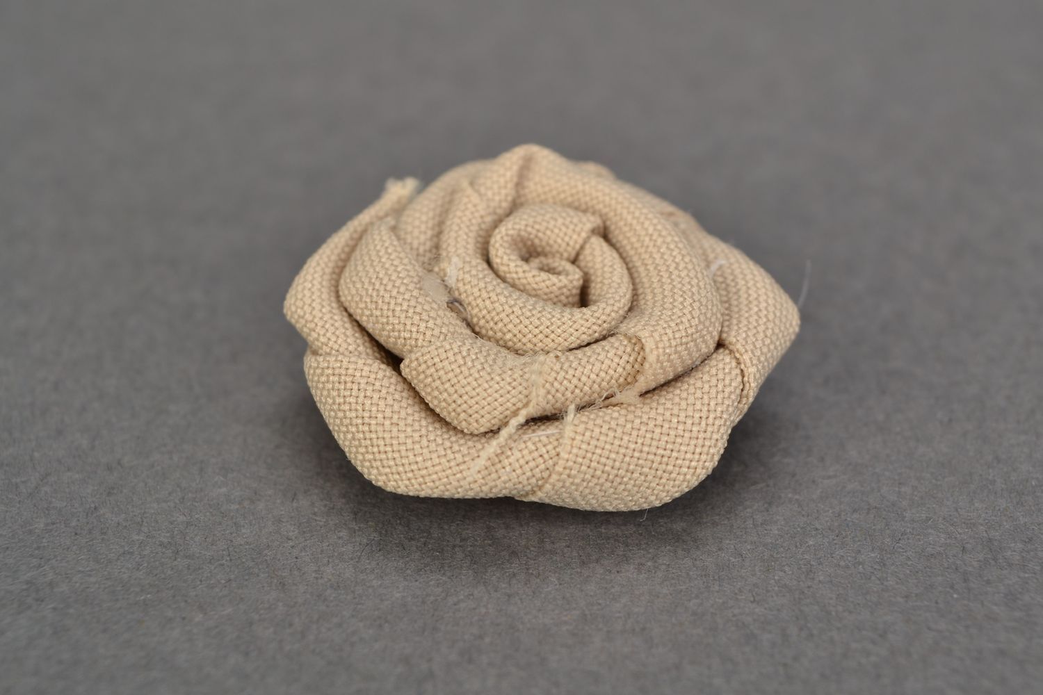 Set of 6 handmade decorative beige fabric rose flowers for DIY accessories photo 3
