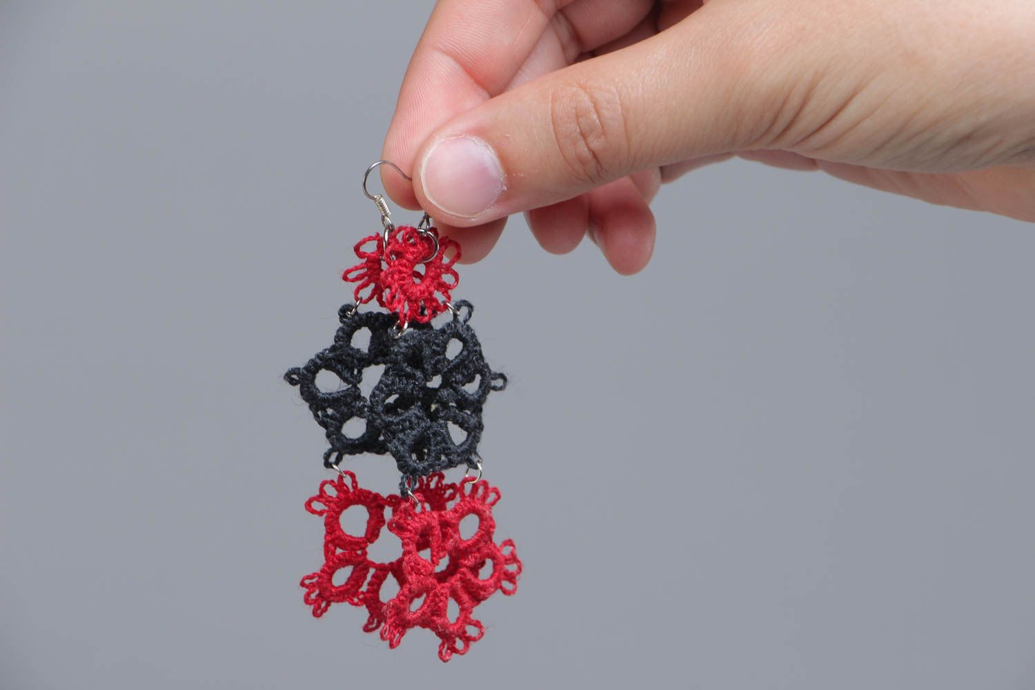 Handmade long tatting woven earrings with red and black flowers photo 5