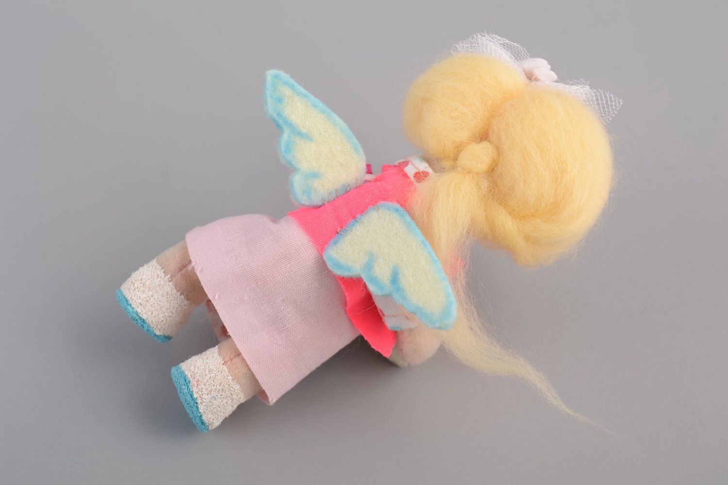 Muñeca de peluche de fieltro juguete artesanal para interior Niña con dulces foto 3