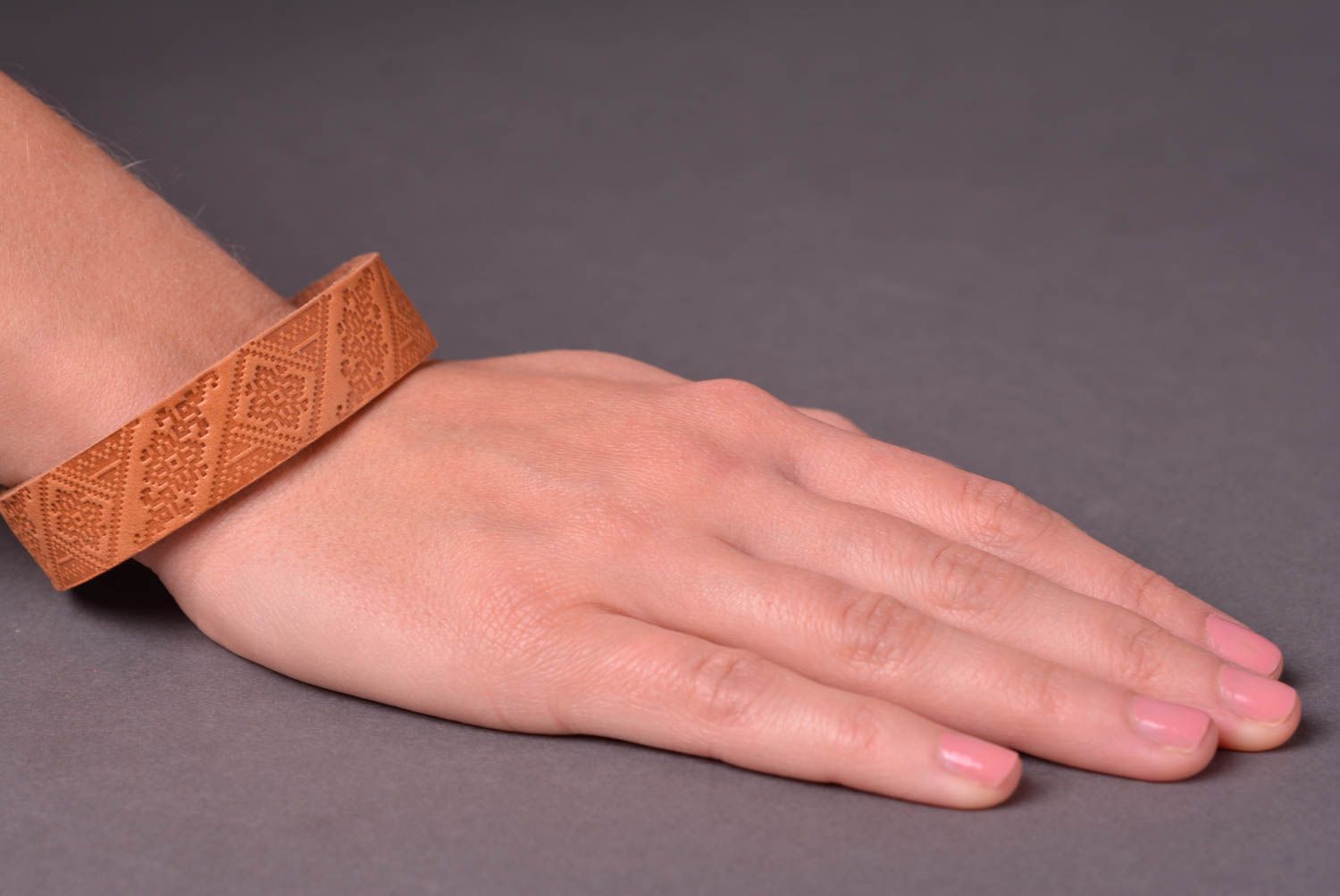 Кожаный браслет ручной работы аксессуар из кожи светлый браслет на руку фото 2