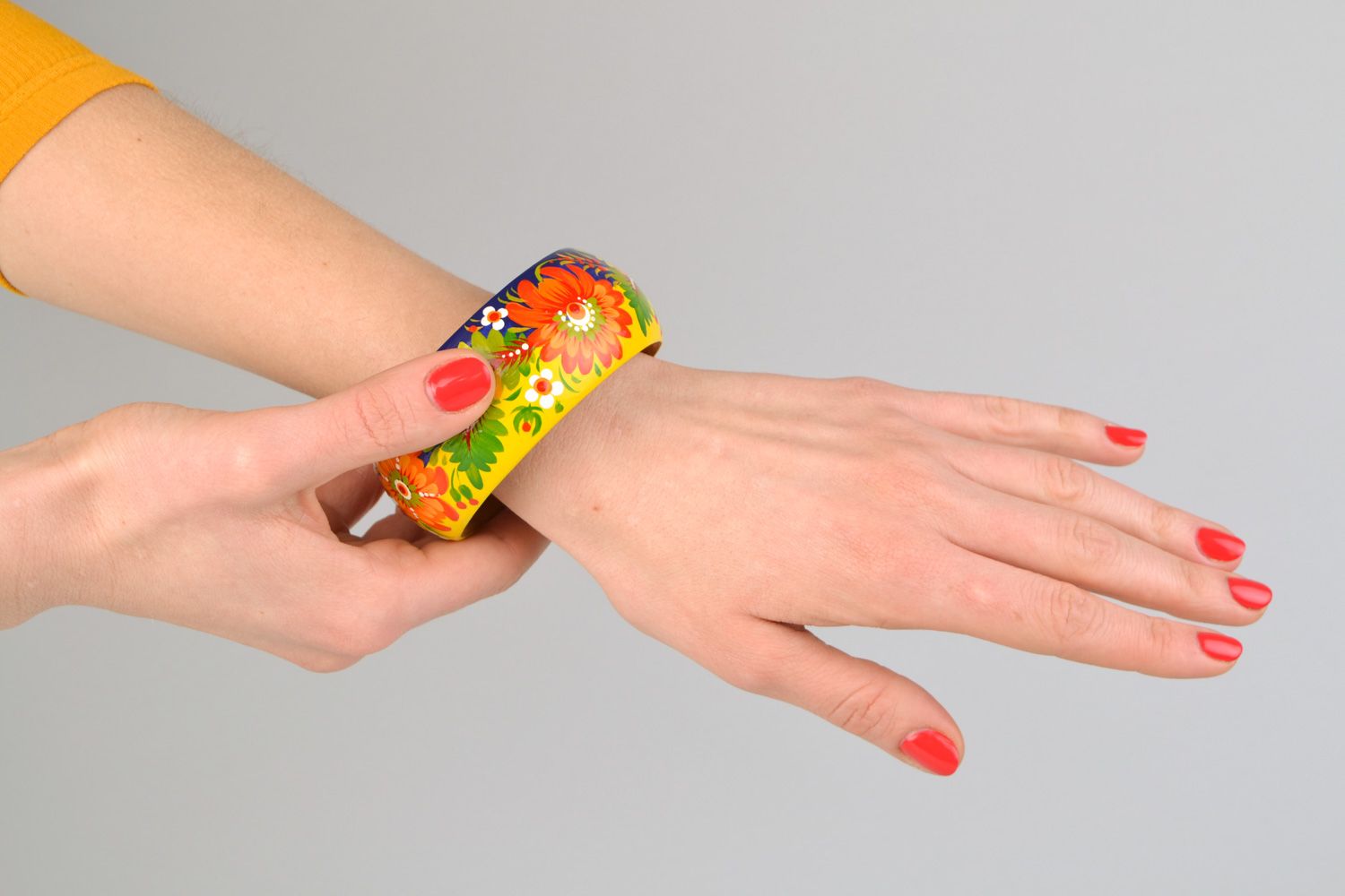 Bracelet en bois peint de Petrykivka fait main accessoire ethnique pour femme photo 2