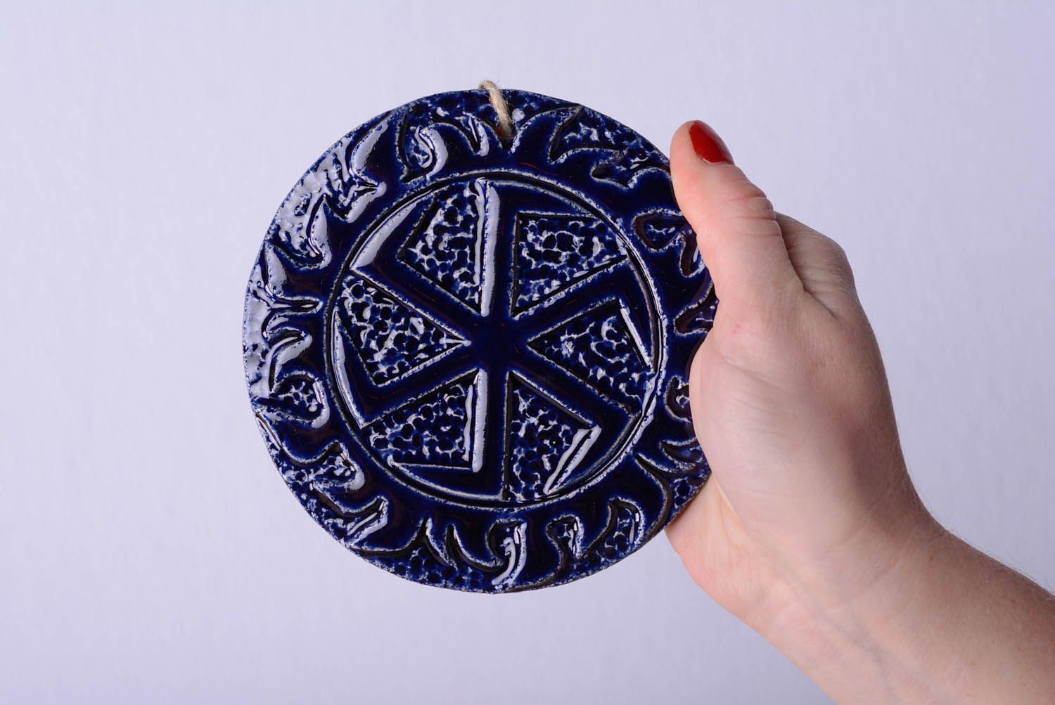 Prato talismã artesanal de argila coberto com esmalte com um símbolo antigo eslavo foto 4