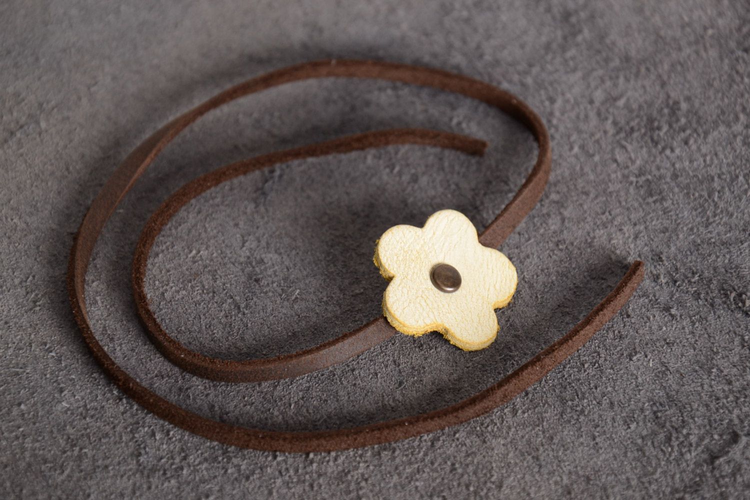 Bracelet en cuir naturel marron avec fleur fait main fin diamètre 85 mm photo 1