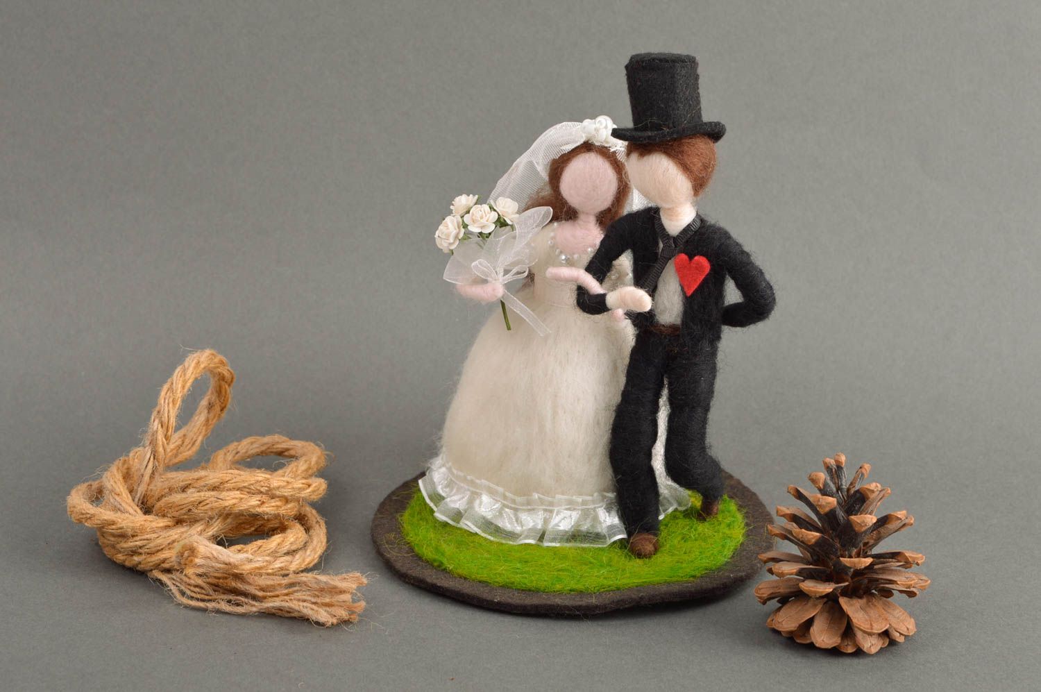 Figurine mariés faite main Poupées en laine feutrée Déco mariage originale photo 1
