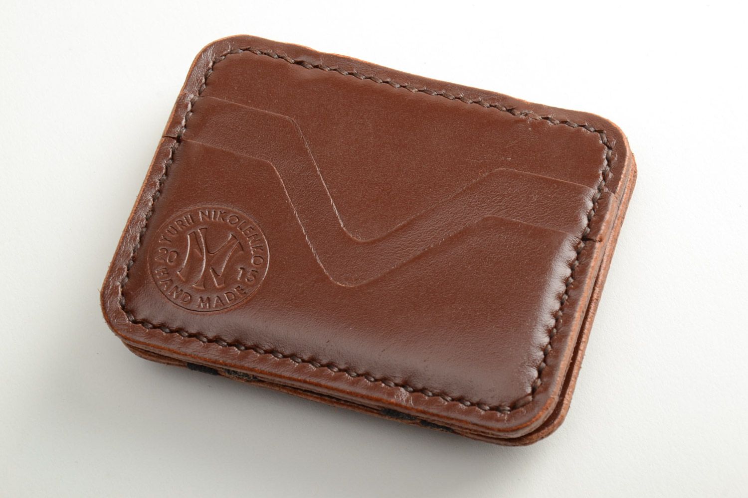 Exklusive kompakte braune Geldbörse aus Leder mit Prägung Geschenk für Mann foto 2