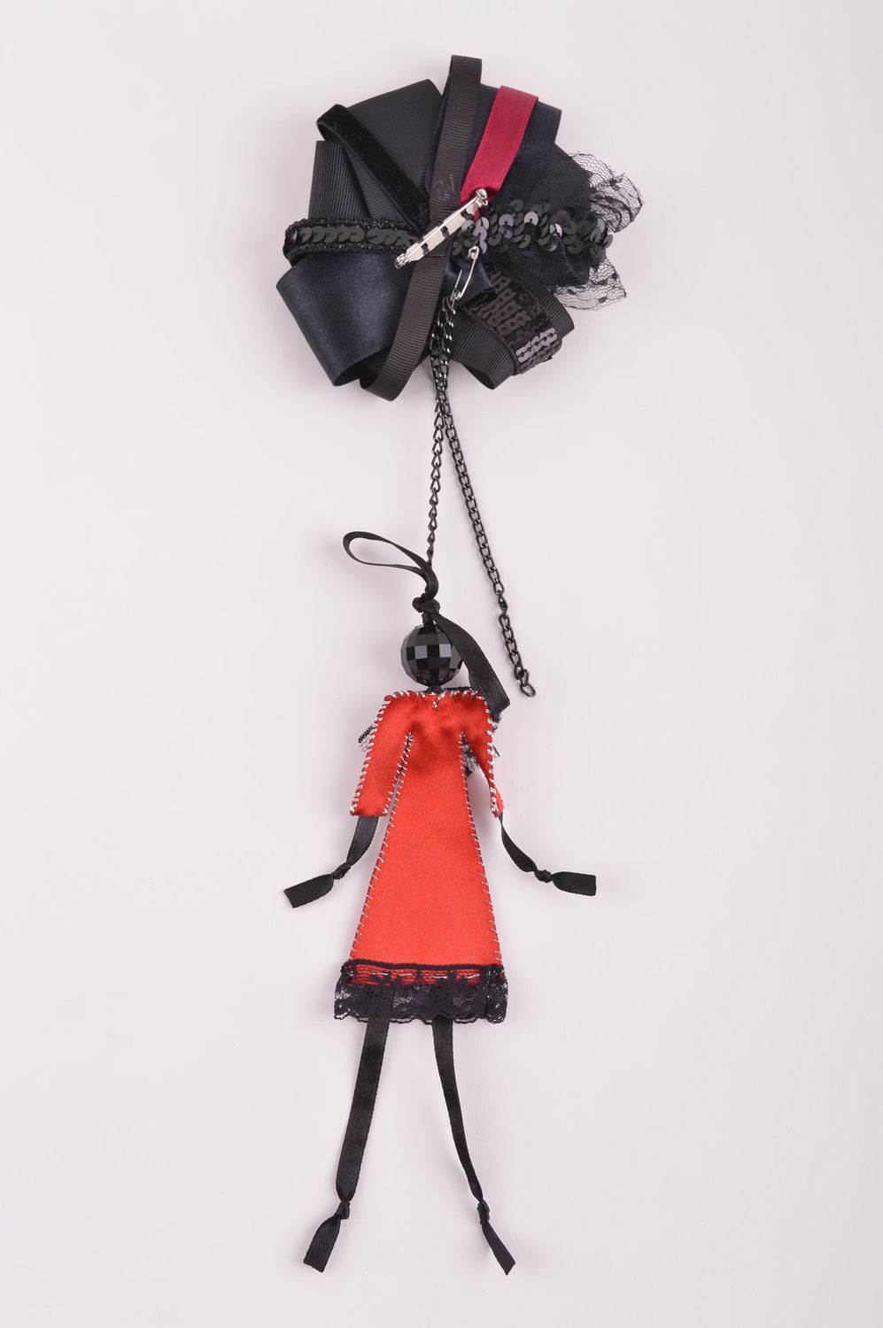 Grosse broche faite main Accessoire femme avec poupée rouge-noir Cadeau femme photo 4