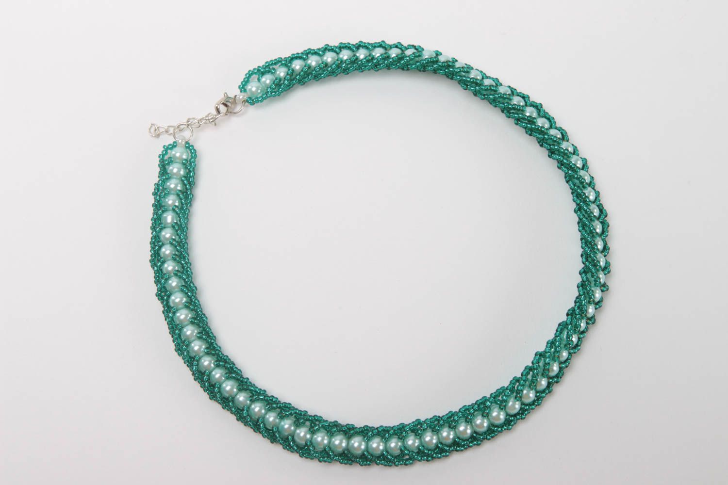 Ожерелье из бисера и керамических бусин ручной работы в зеленых тонах плетеное фото 2