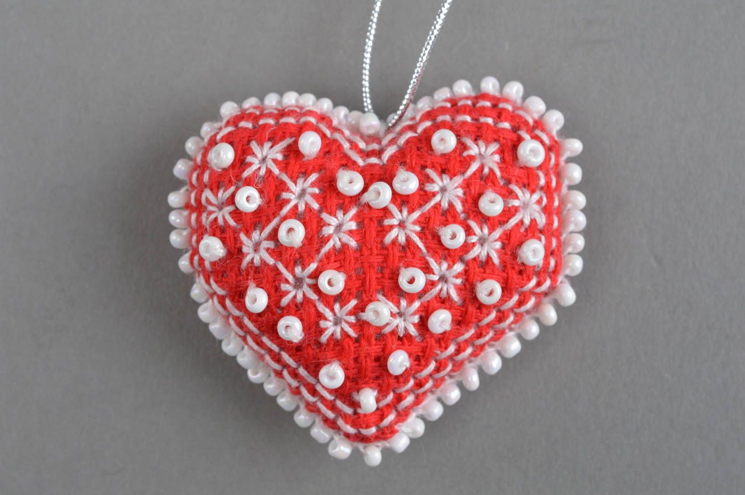 Porte-clés coeur rouge en canevas brodé fait main original cadeau romantique photo 2
