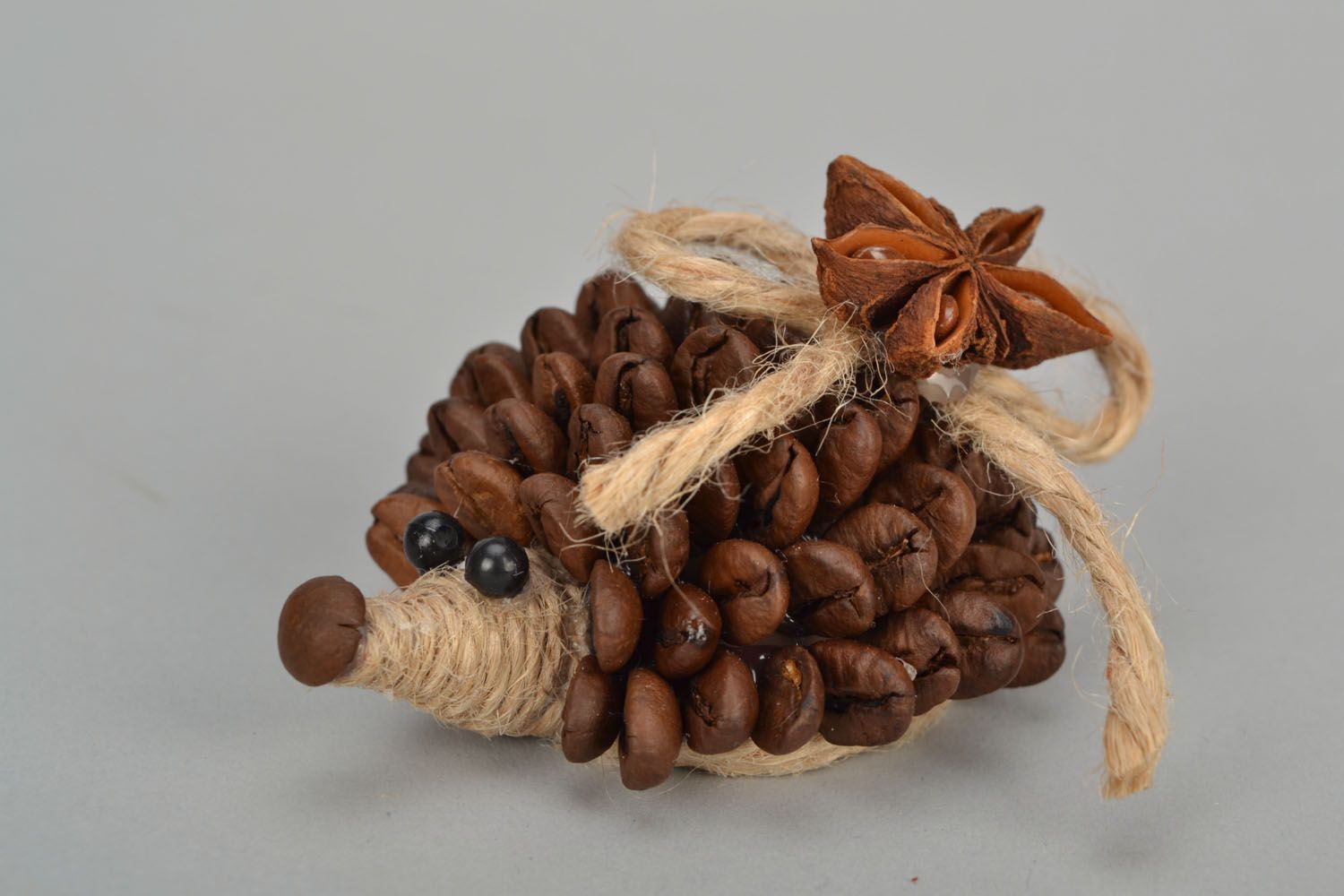 Figura artesanal de erizo de granos de café foto 4