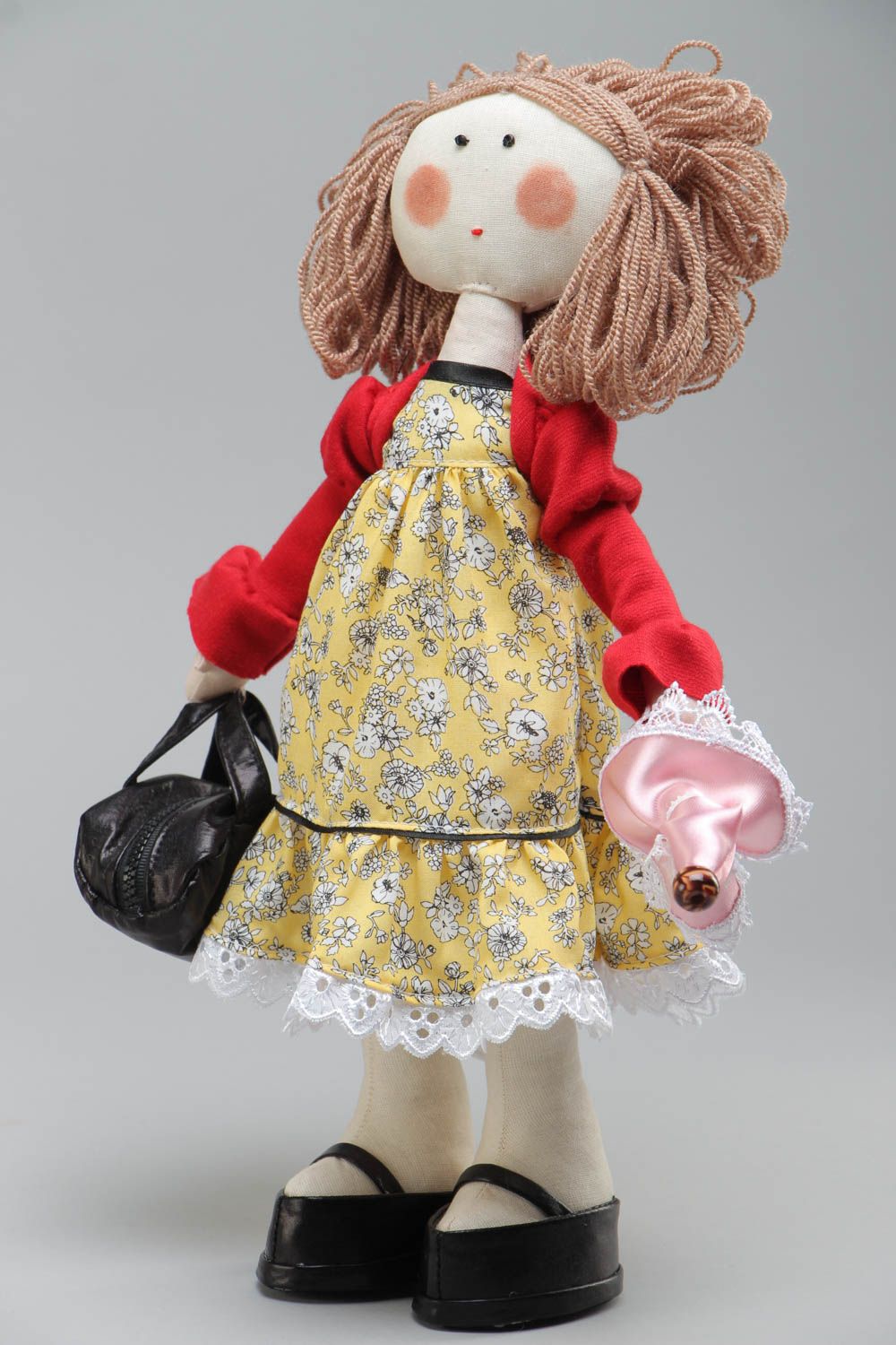 Кукла ручной работы текстильная с сумкой и зонтиком из хлопка и атласа хенд мэйд фото 2