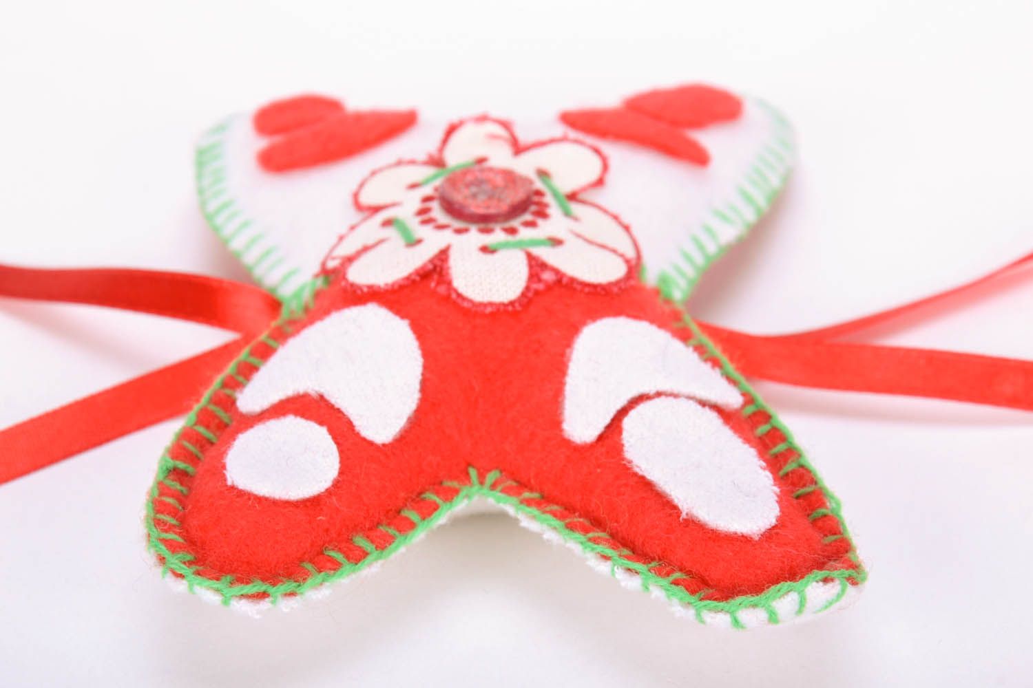 Brinquedo para árvore de Natal artesanal feito de fleece decorado com fita e bordado à mão foto 4