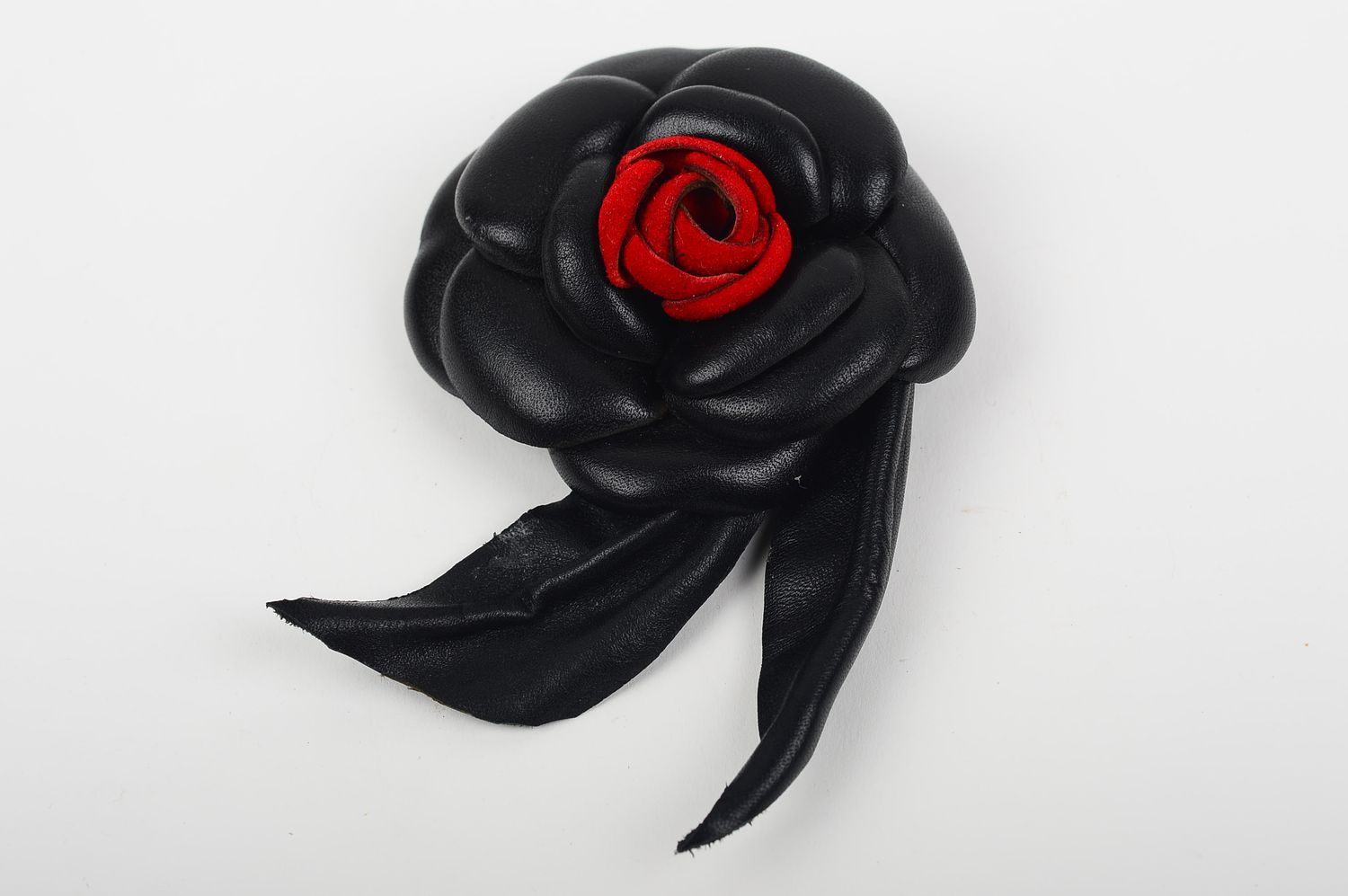 Broche en cuir fait main Broche fantaisie noir rouge Accessoire femme Fleur photo 2