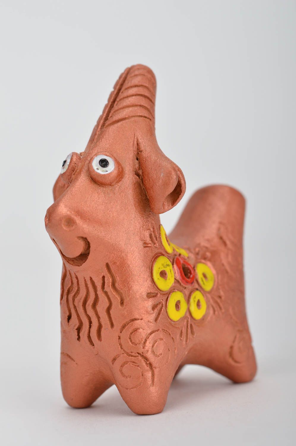 Глиняная свистулька в виде козлика с цветком на боку игрушка ручной работы фото 1