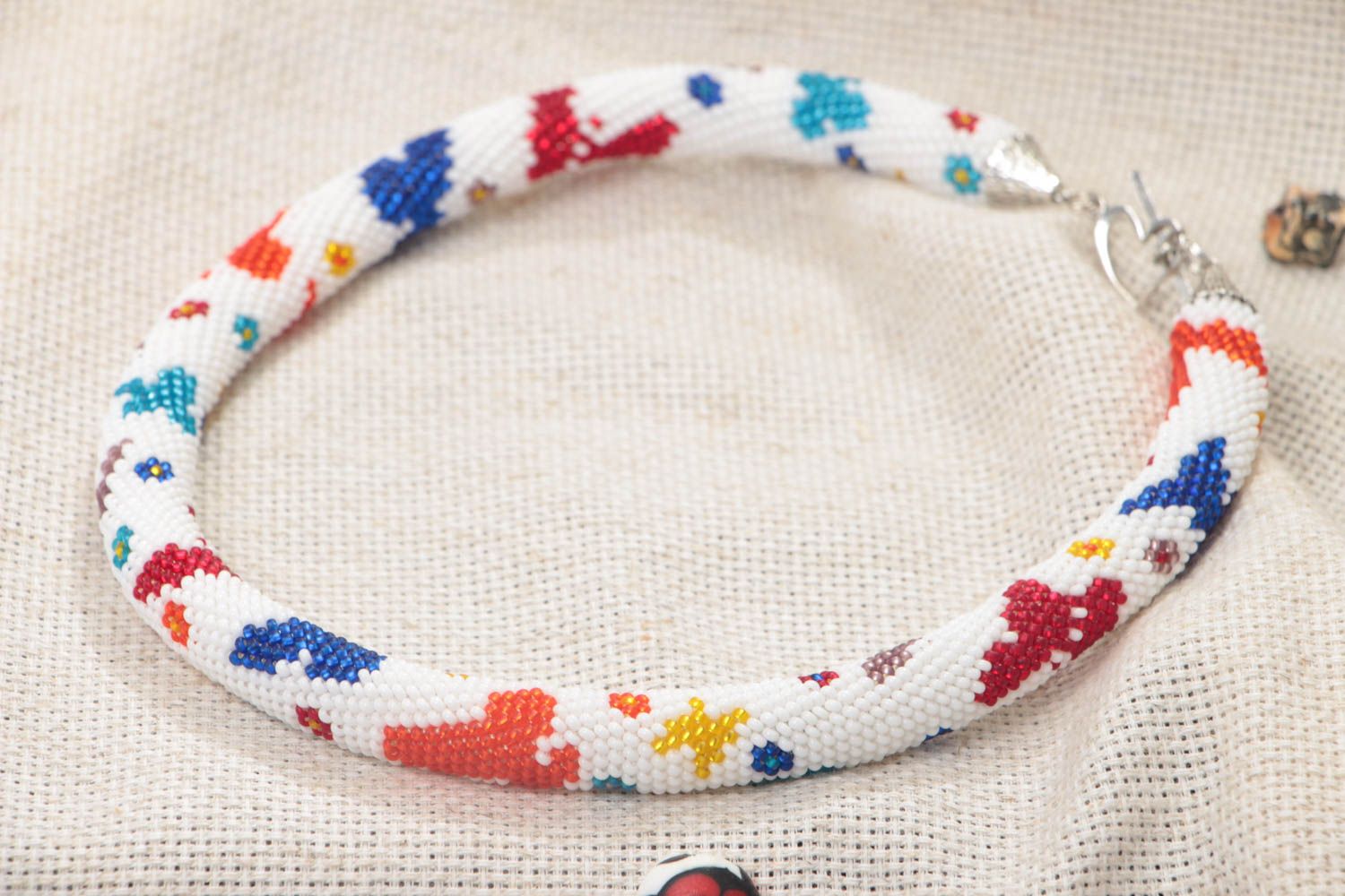 Collar de abalorios blanco con inserciones multicolores de moda artesanal foto 1