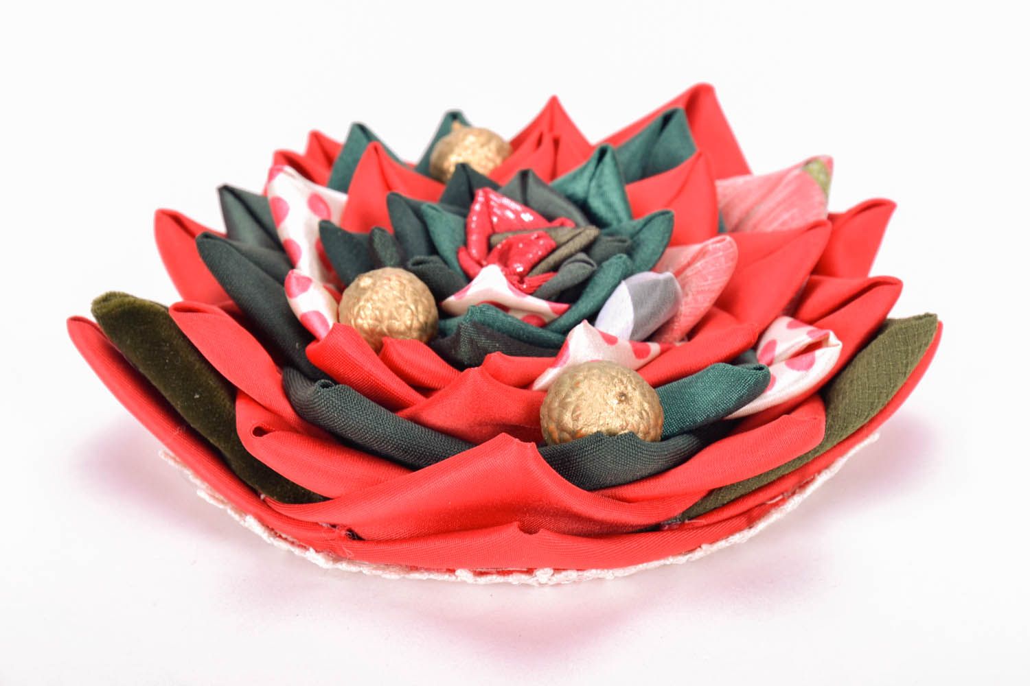 Brinquedo da árvore de Natal com base de papelão decorado com pano e nozes reais foto 4