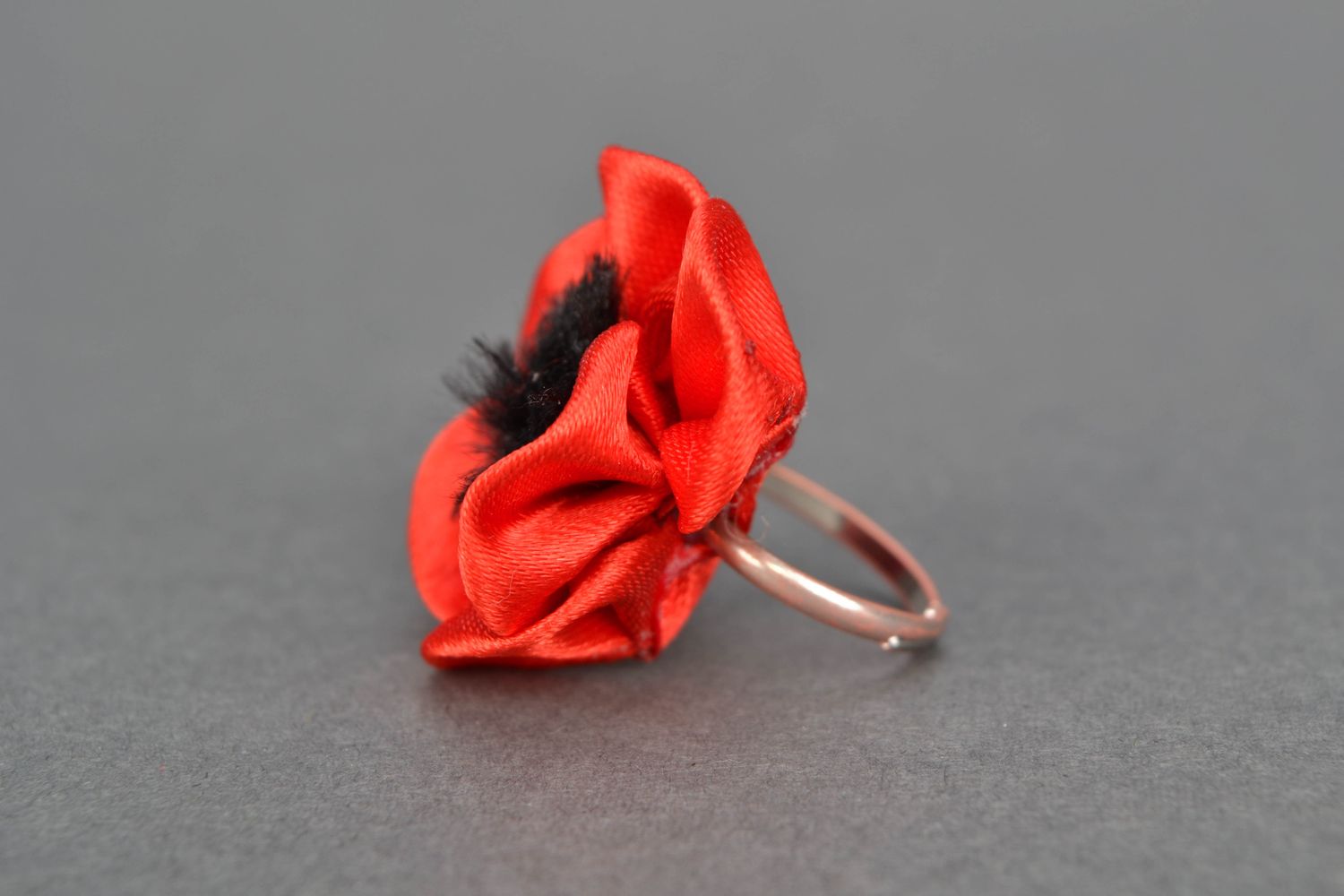 Металлическое кольцо с цветком из ткани Мак фото 3