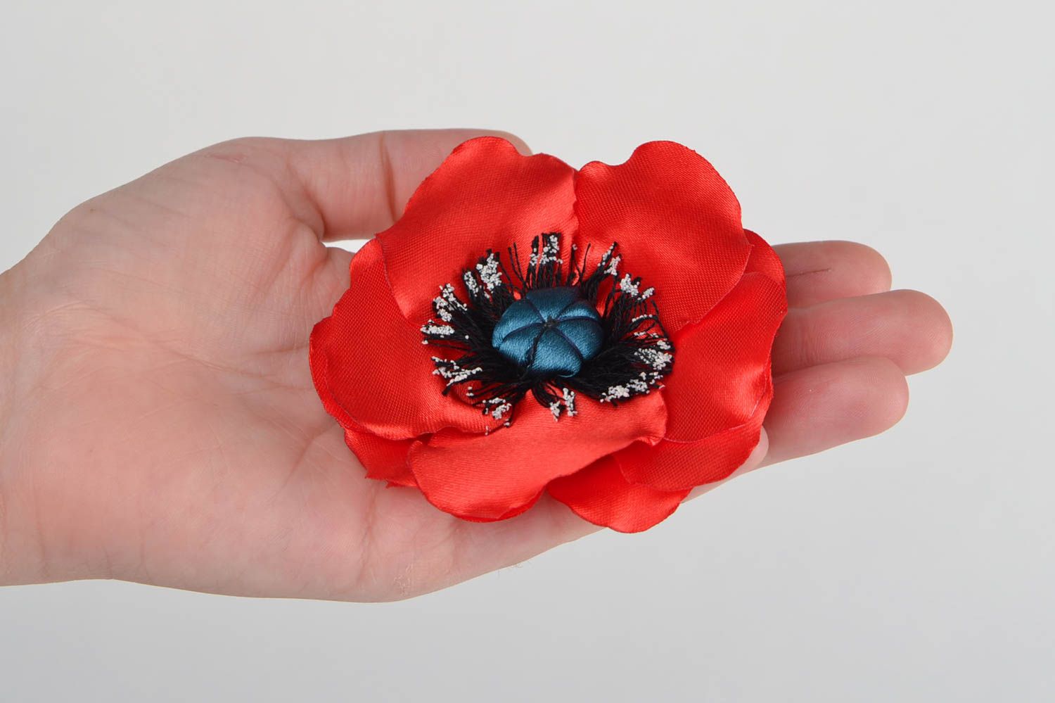 Детская заколка цветок в виде мака красная крупная из атласа ручная работа фото 2