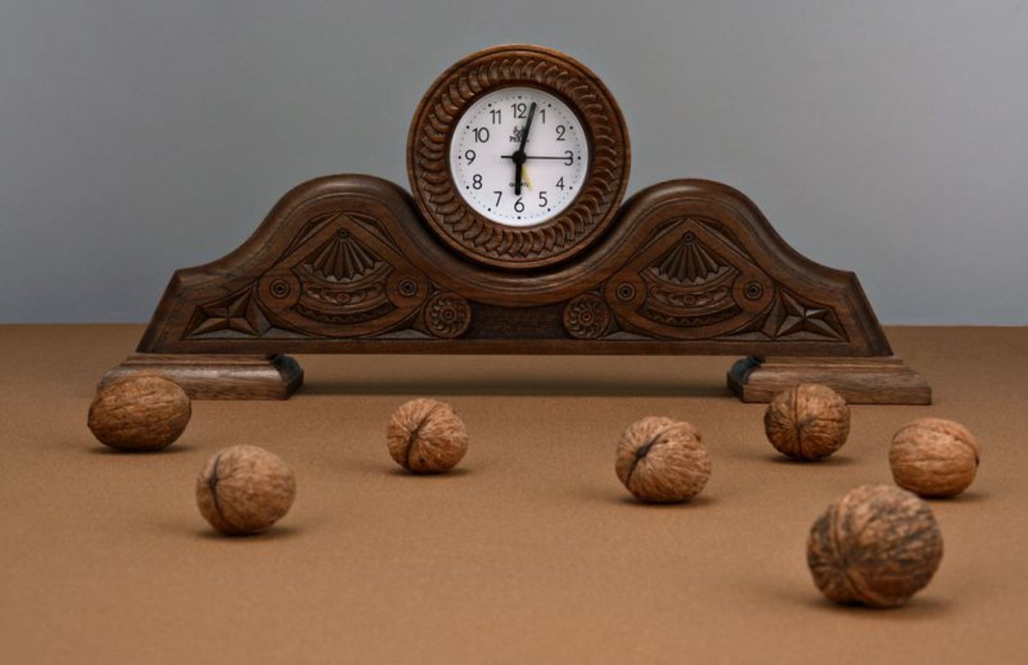 Relógio de mesa de madeira foto 1