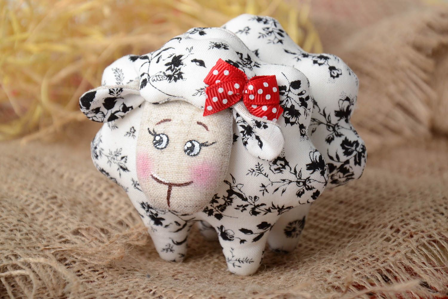 Handmade Stofftier Schaf aus Lein mit Glöckchen und Ripsbändern für Kinder  foto 1