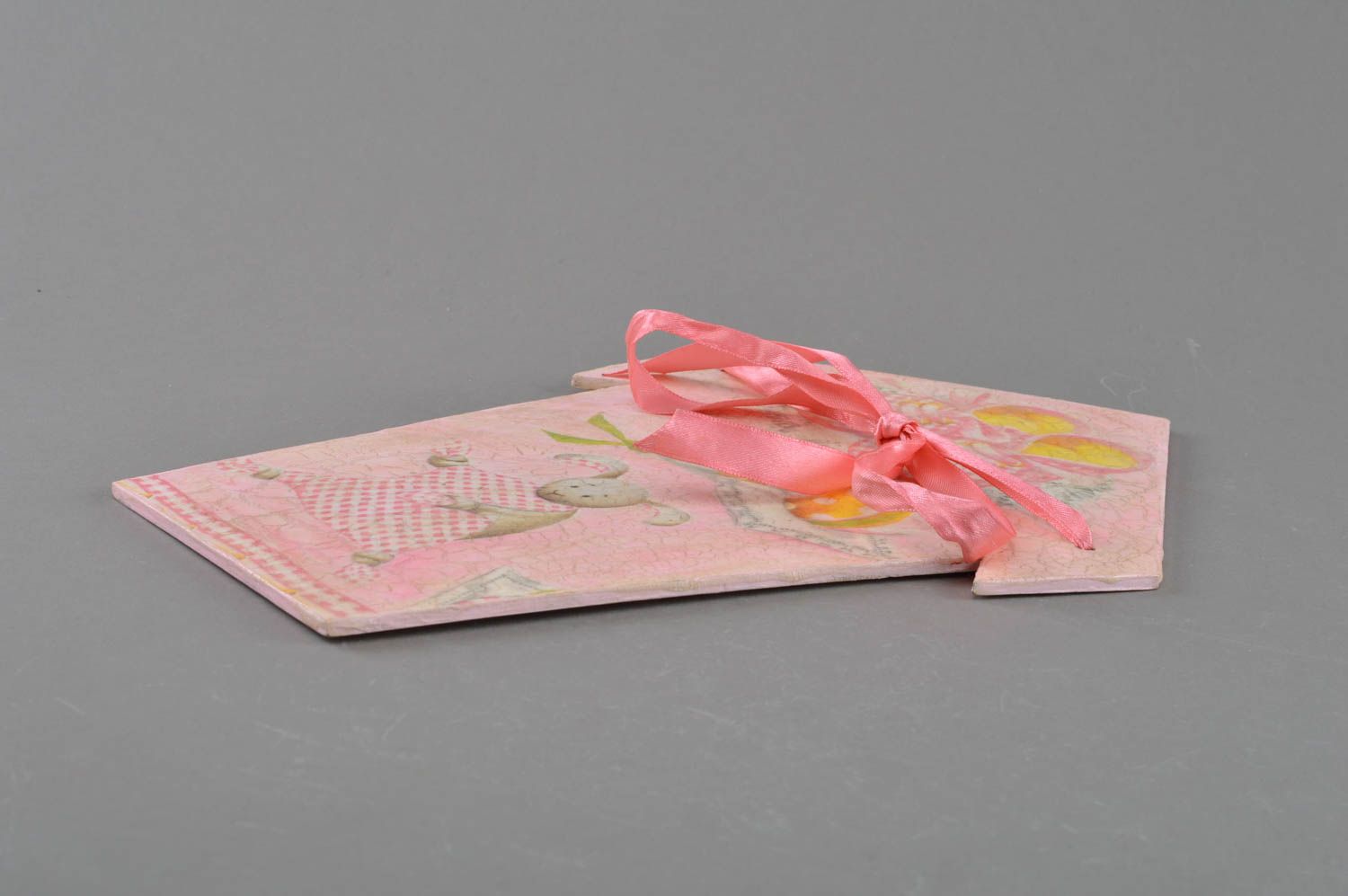 Фанерное панно в технике декупаж розовое в виде домика в детскую ручной работы фото 3