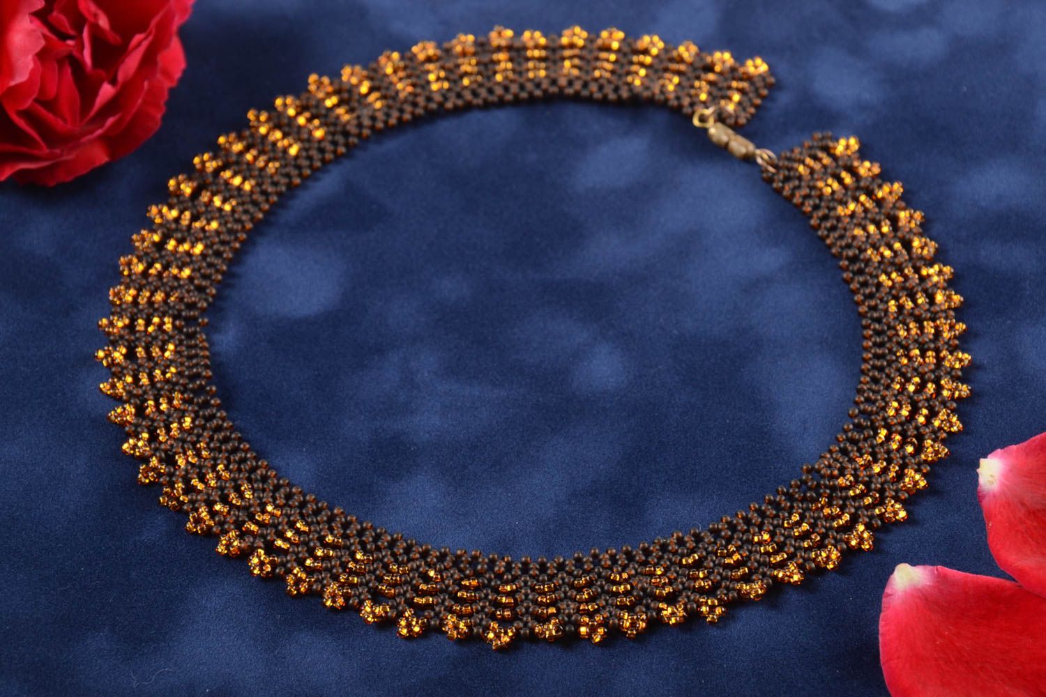 Gros collier doré Bijou fait main Cadeau femme tissé en perles de rocaille photo 1