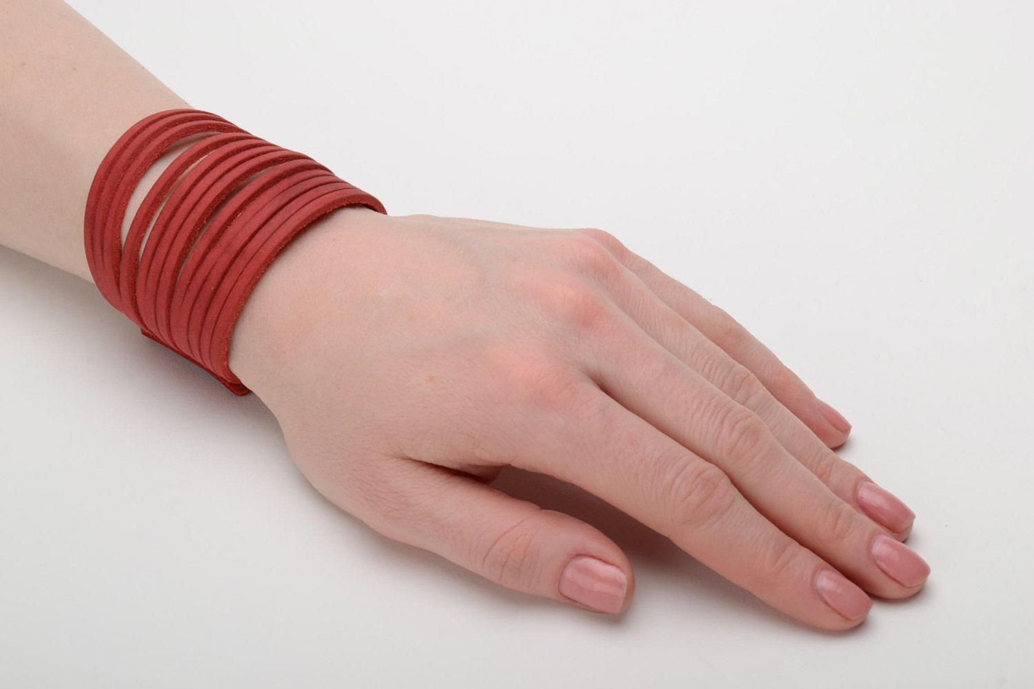 Bracelet en cuir naturel fait main original large de couleur rouge 65 mm photo 2