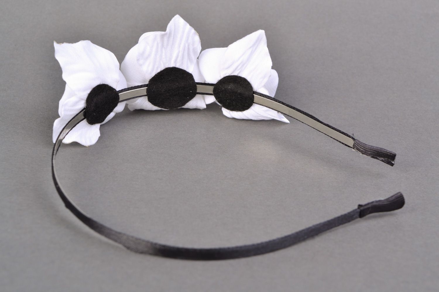 Handmade designer headband with white decorative flowers made of fabric photo 4