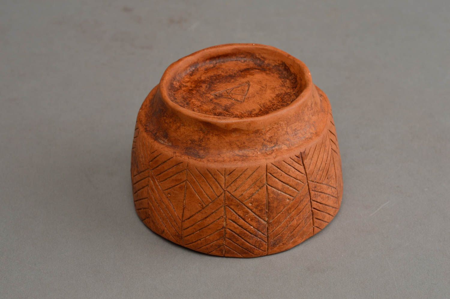 Kleine tiefe braune keramische handgemachte Schale aus Ton mit Muster  foto 4