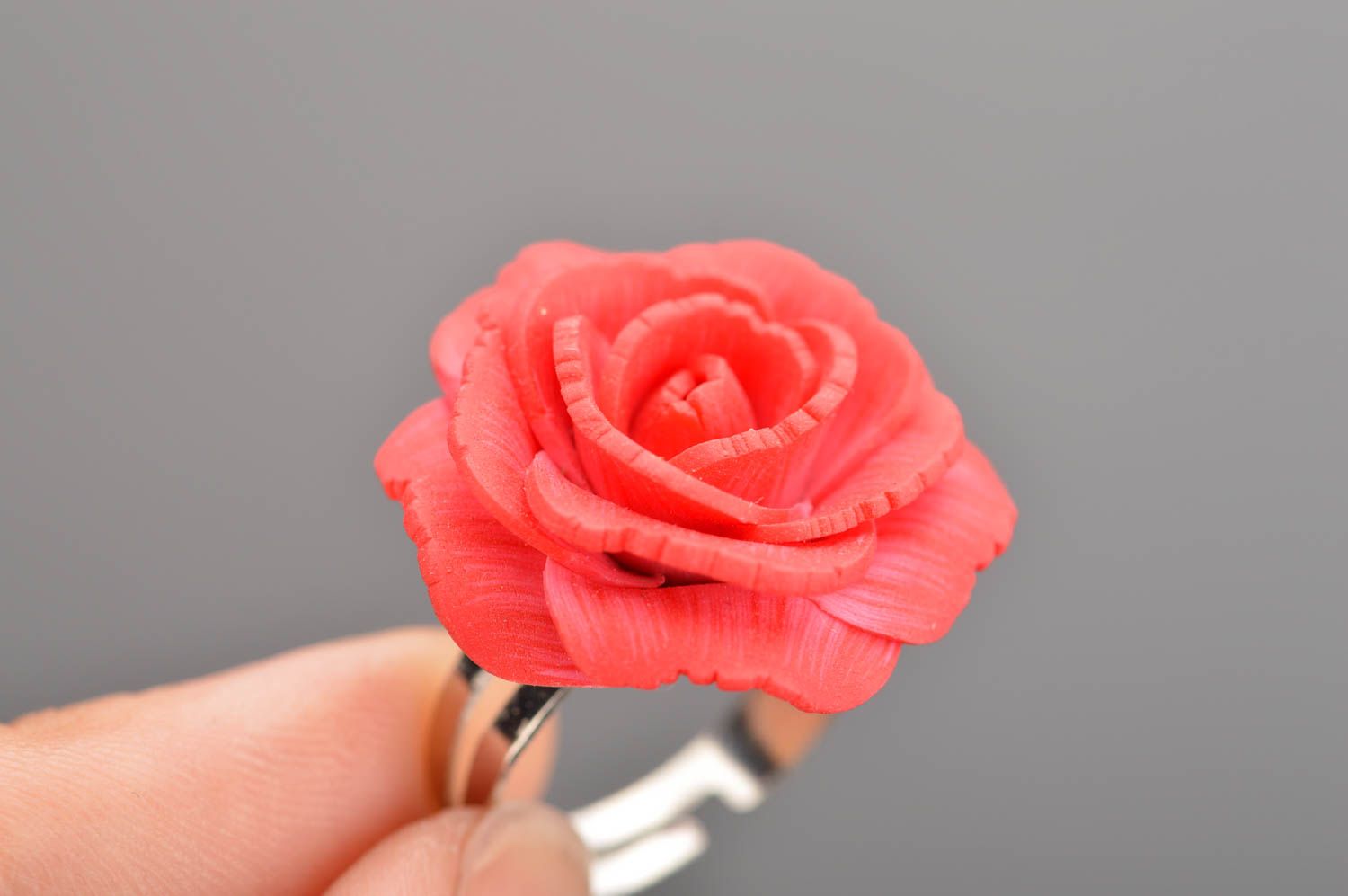 Кольцо из полимерной глины в виде красной пышной розы ручной работы авторское фото 2